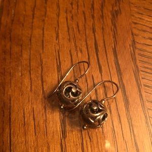 Round silver earrings with filigree